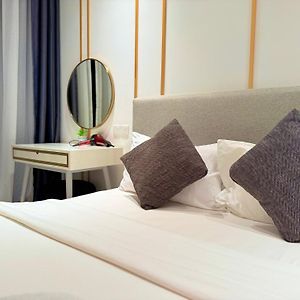 Deluxe One-Bedroom Apartment